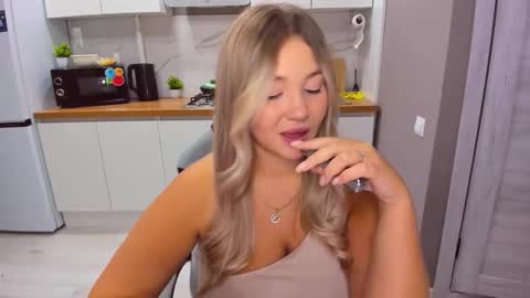 Snapshot of sarahmils chatting on 09.15.25 Sarah online show from 09.15.25