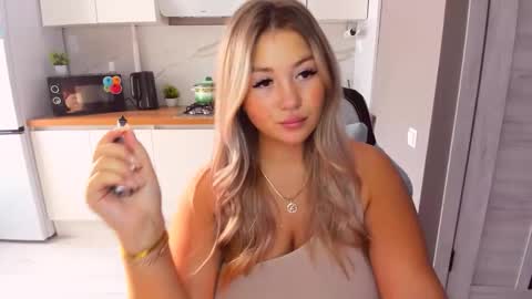 Snapshot of sarahmils chatting on 09.19.25 Sarah online show from 09.19.25