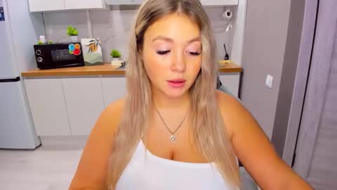 Snapshot of sarahmils chatting on 10.11.25 Sarah online show from 10.11.25