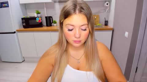 Snapshot of sarahmils chatting on 10.19.25 Sarah online show from 10.19.25