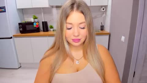 Snapshot of sarahmils chatting on 10.20.25 Sarah online show from 10.20.25