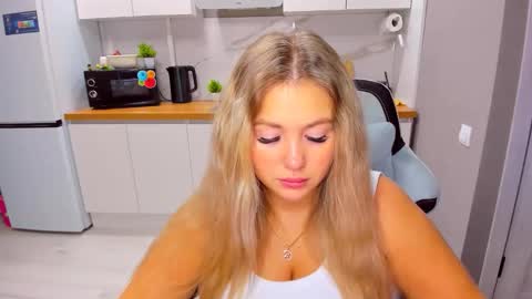 Snapshot of sarahmils chatting on 10.26.25 Sarah online show from 10.26.25