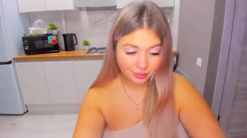 Snapshot of sarahmils chatting on 10.29.25 Sarah online show from 10.29.25