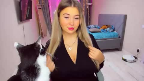 Snapshot of sarahmils chatting on 12.18.25 Sarah online show from 12.18.25