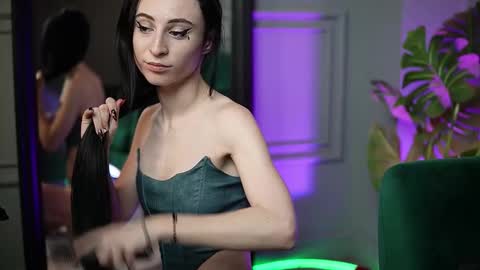 Snapshot of saraiangel chatting on 12.18.25 Sarai online show from 12.18.25