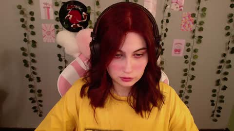 Snapshot of sarakinski chatting on 12.24.24 Sara online show from 12.24.24