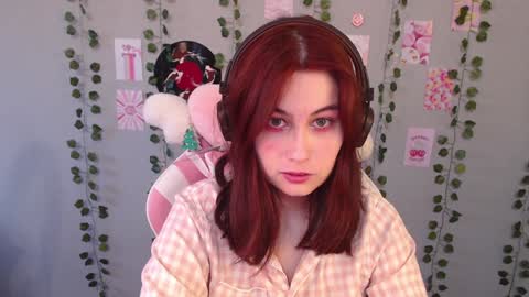 Snapshot of sarakinski chatting on 01.18.25 Sara online show from 01.18.25