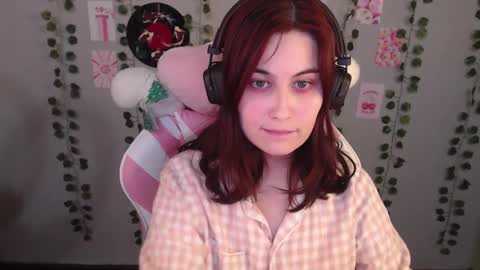 Snapshot of sarakinski chatting on 02.09.25 Sara online show from 02.09.25