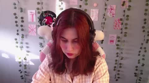 Snapshot of sarakinski chatting on 02.17.25 Sara online show from 02.17.25