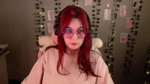 Snapshot of sarakinski chatting on 11.23.25 Sara online show from 11.23.25