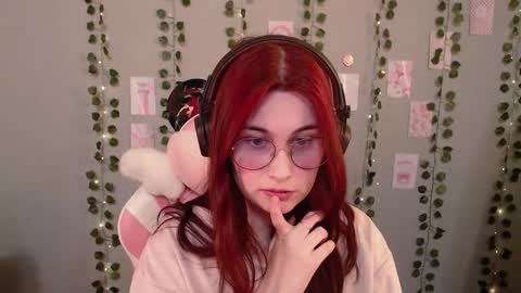 Snapshot of sarakinski chatting on 12.18.25 Sara online show from 12.18.25