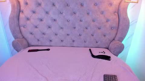 Snapshot of sarasaenz__ chatting on 01.04.25 online show from 01.04.25