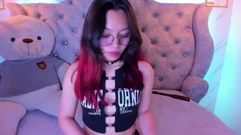 Snapshot of sarasaenz__ chatting on 01.27.25 online show from 01.27.25