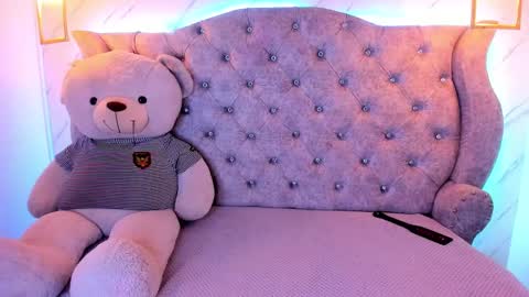 Snapshot of sarasaenz__ chatting on 02.12.25 online show from 02.12.25