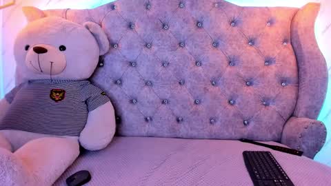 Snapshot of sarasaenz__ chatting on 02.12.25 online show from 02.12.25