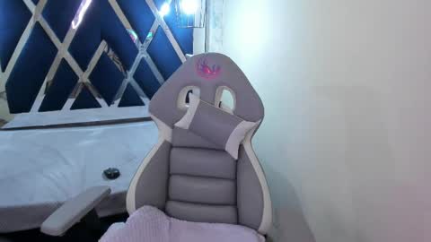 Snapshot of sarasaenz__ chatting on 02.18.25 online show from 02.18.25