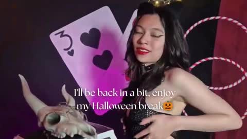 Snapshot of sarasaenz__ chatting on 10.10.25 online show from 10.10.25
