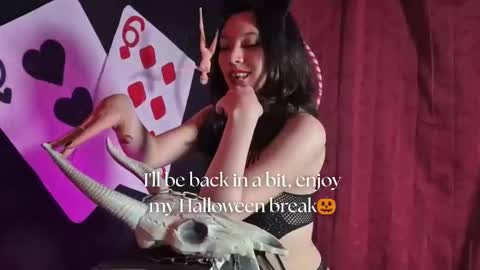 Snapshot of sarasaenz__ chatting on 10.15.25 online show from 10.15.25