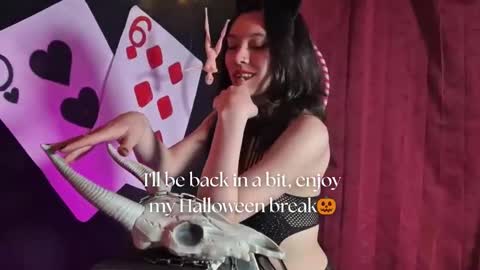 Snapshot of sarasaenz__ chatting on 10.21.25 online show from 10.21.25