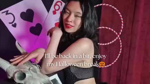Snapshot of sarasaenz__ chatting on 10.22.25 online show from 10.22.25