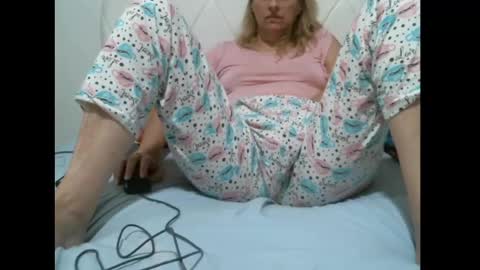 Snapshot of sarasexx33 chatting on 01.21.25 sarasexx33 online show from 01.21.25