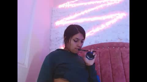 Snapshot of sarastonesx chatting on 01.28.25 sarastonesx online show from 01.28.25