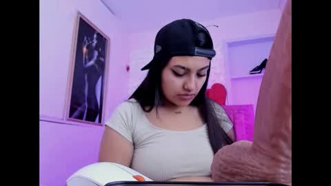 Snapshot of sarastonesx chatting on 09.25.25 sarastonesx online show from 09.25.25