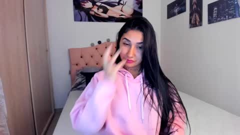 Snapshot of saratukkerr chatting on 12.30.24 saratukkerr online show from 12.30.24