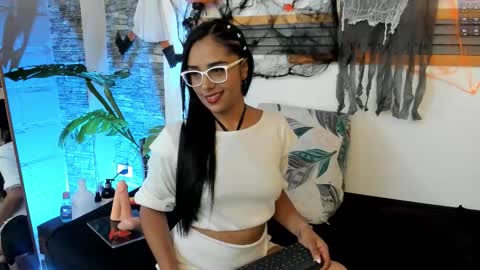 Snapshot of saritalove_ chatting on 10.17.25 Sara online show from 10.17.25