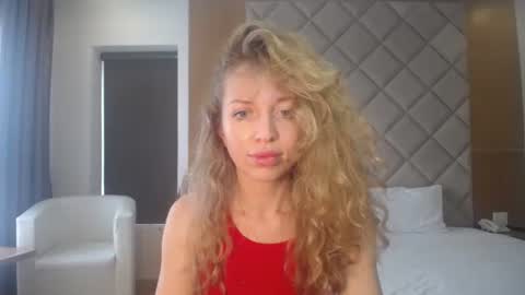 Snapshot of sashasweetsasha chatting on 11.18.25 Sasha online show from 11.18.25