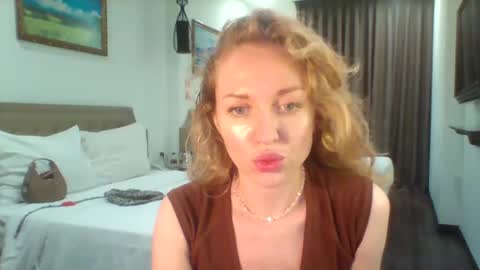 Snapshot of sashasweetsasha chatting on 12.14.25 Sasha online show from 12.14.25