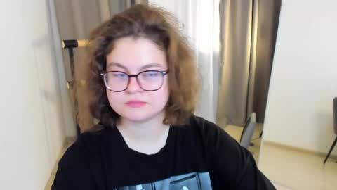 Snapshot of sashy_way chatting on 09.18.25 .Alexandra online show from 09.18.25