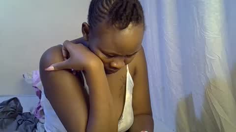 Snapshot of sassy_bella chatting on 10.07.25 sassy_bella online show from 10.07.25