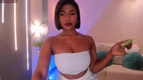 Snapshot of savannahstorm_ chatting on 02.16.25 S a v a n n a h  online show from 02.16.25