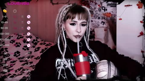 pronoun she. name Mary. age 21. online show from 01.07.25