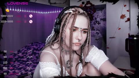 pronoun she. name Mary. age 21. online show from 01.17.25