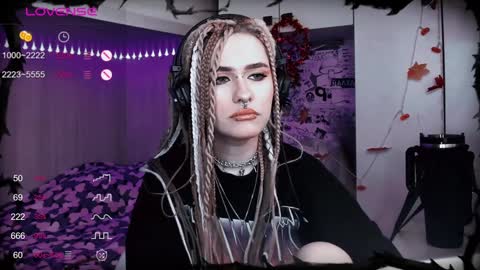 pronoun she. name Mary. age 21. online show from 01.19.25