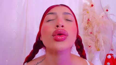 Snapshot of scarleett_jones chatting on 12.22.25 scarleett jones online show from 12.22.25