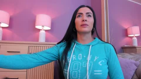 Scarlet Edwars online show from 03.07.25