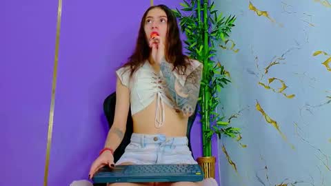 Snapshot of scarletjonesx chatting on 09.17.25 Denis online show from 09.17.25