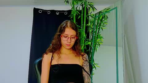 Snapshot of scarletjonesx chatting on 11.27.25 Denis online show from 11.27.25