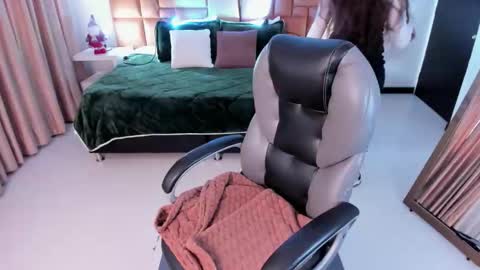 Snapshot of scarlett__cooper__ chatting on 12.17.25 Scarlett online show from 12.17.25