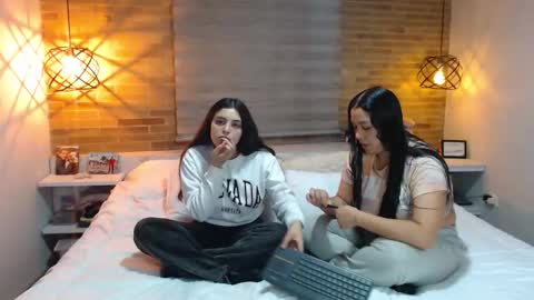 Scarlett and Jazmin online show from 11.24.25