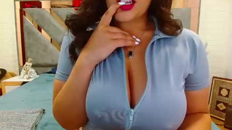 Snapshot of scarlett_tits92 chatting on 07.27.26 hellen online show from 07.27.26