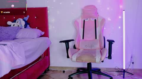 Snapshot of scarlettqueen56 chatting on 11.19.25 chloe online show from 11.19.25