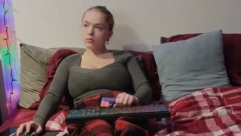 Snapshot of scarredthighs chatting on 12.15.25 ScarredThighs online show from 12.15.25