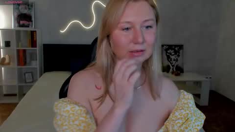 Snapshot of scent__of_woman chatting on 10.20.25 Samanta online show from 10.20.25