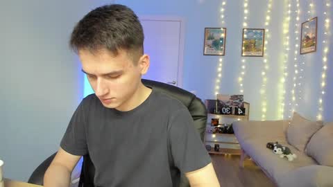 Snapshot of scooby_r chatting on 01.05.25 Thomas brunette and Alex blond online show from 01.05.25