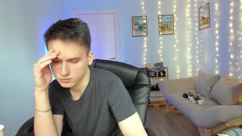 Snapshot of scooby_r chatting on 01.05.25 Thomas brunette and Alex blond online show from 01.05.25