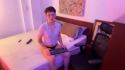 Snapshot of scoobysnack_ chatting on 12.19.25 ScoobySnack online show from 12.19.25